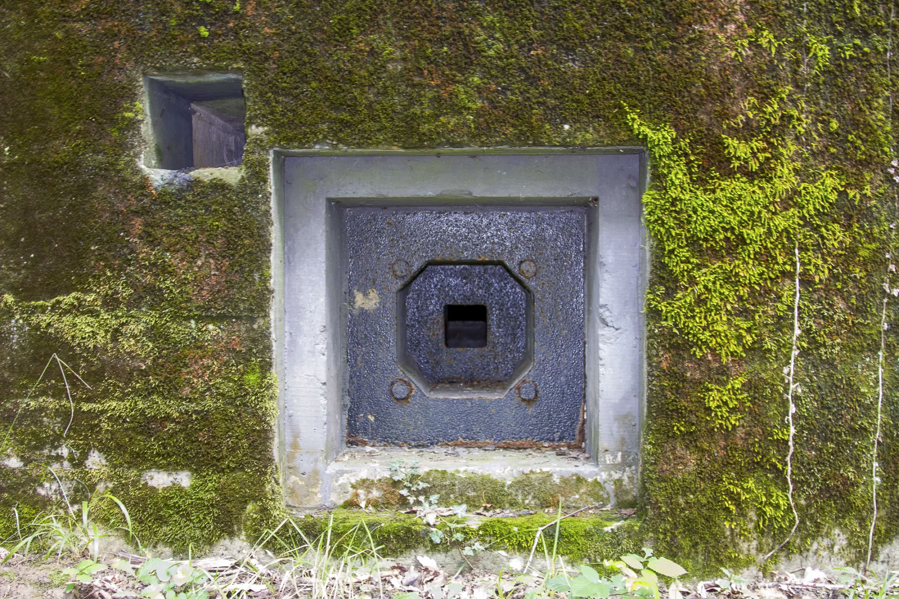 Ligne Maginot - CB277 - IDLINGEN - (Blockhaus pour arme infanterie) - Créneau latéral pour FM - Michel Teiten