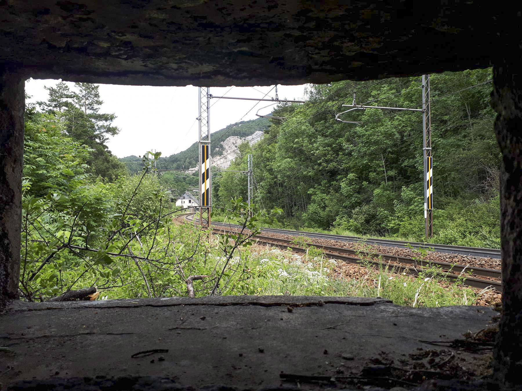 Ligne Maginot - SAINT ANTOINE 2 - (Blockhaus pour arme infanterie) - Vue depuis le créneau de droite sur la voie ferrée et le barrage ferroviaire de St Antoine (au niveau de la maison) - Gregory Fuchs