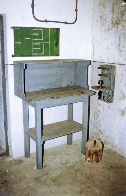 Ligne Maginot - SAINT GOBAIN - (Ouvrage d'infanterie) - Bloc 1 
Étage inférieur
Magasin à munitions de 81 mm
Table de préparation des obus de mortier avec le dispositif de montage des charges additionnelles