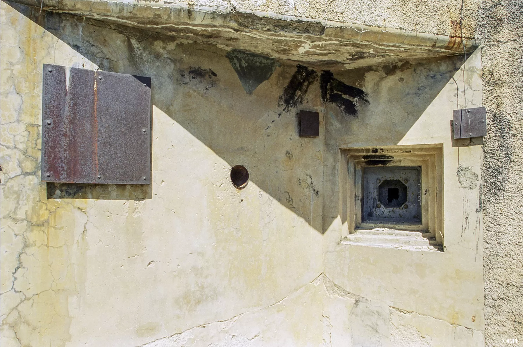 Ligne Maginot - SAINT GOBAIN - (Ouvrage d'infanterie) - Bloc 3
A gauche, protégée par une plaque, la prise d'air des blocs 2 et 3, au centre le créneau optique, à droite le créneau FM