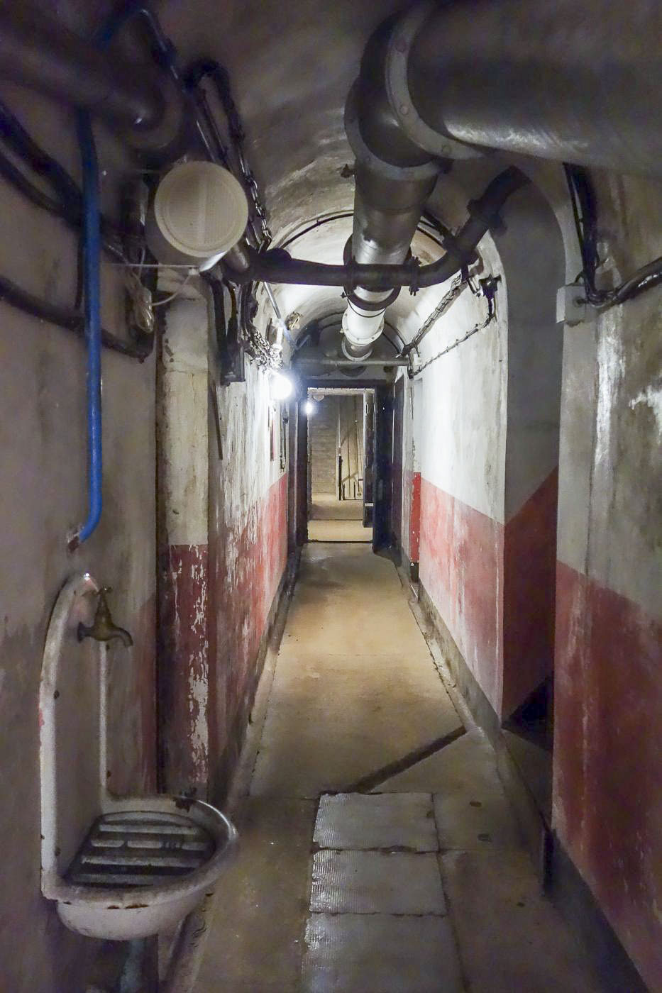 Ligne Maginot - SAINT GOBAIN - (Ouvrage d'infanterie) - Bloc 4
Galerie d'accès au pied du plan incliné. L'escalier à droite mène aux latrines. - Michel Teiten