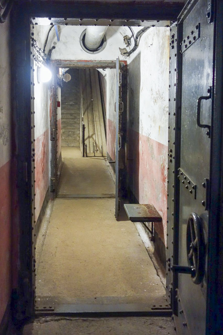 Ligne Maginot - SAINT GOBAIN - (Ouvrage d'infanterie) - Bloc 4
Sas à l'entrée du bloc.
On voit le plan incliné à l'arrière-plan.  - Michel Teiten