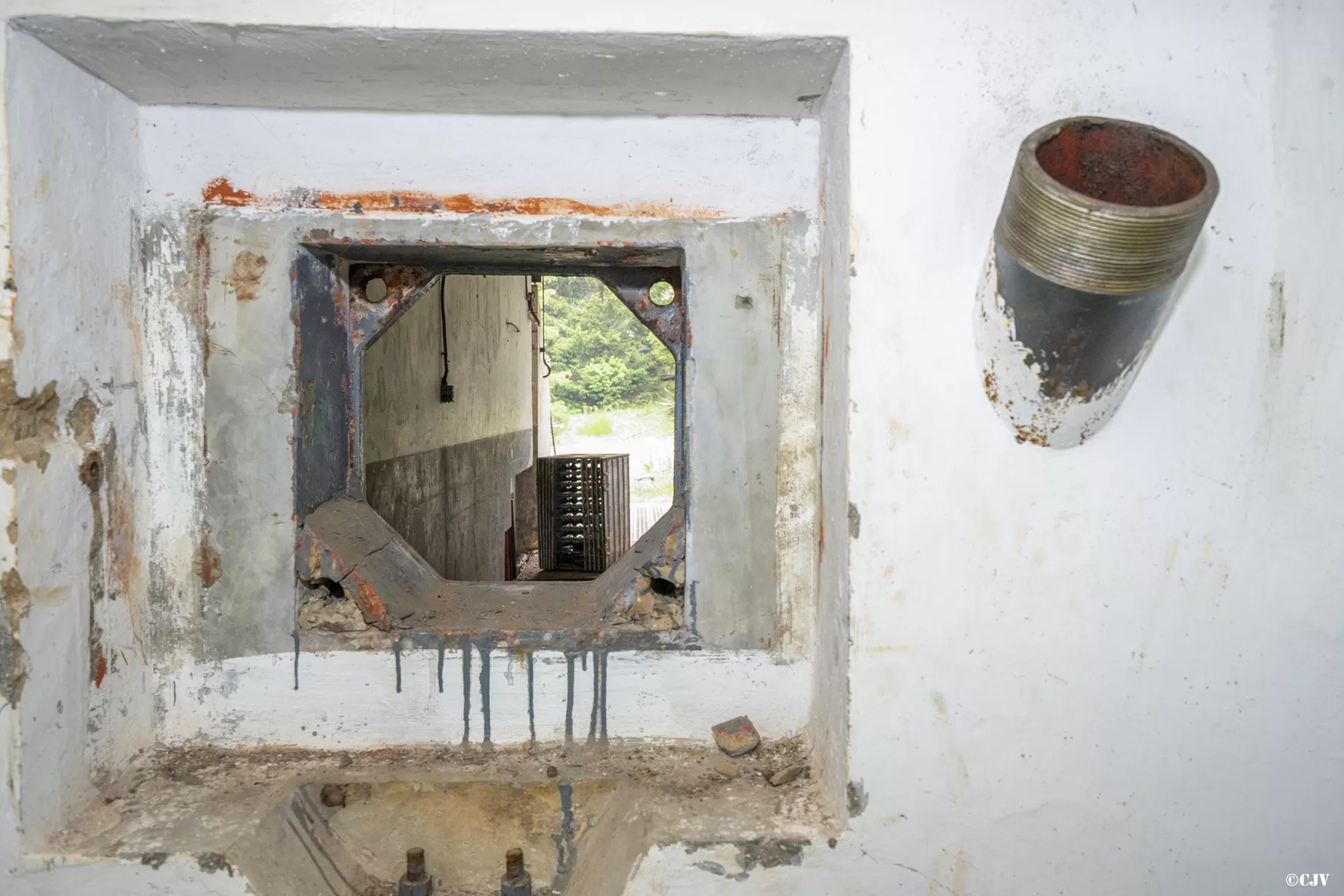 Ligne Maginot - SAPEY - (Ouvrage d'artillerie) - L'entrée mixte de l'ouvrage
Créneau et goulotte de défense du hall d'entrée - Lia VERMEULEN