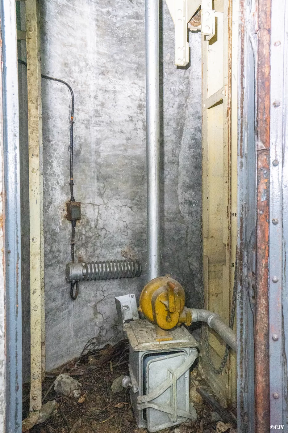 Ligne Maginot - SAPEY - (Ouvrage d'artillerie) - L'entrée mixte de l'ouvrage
Étage inférieur
La cloche GFM - Lia VERMEULEN