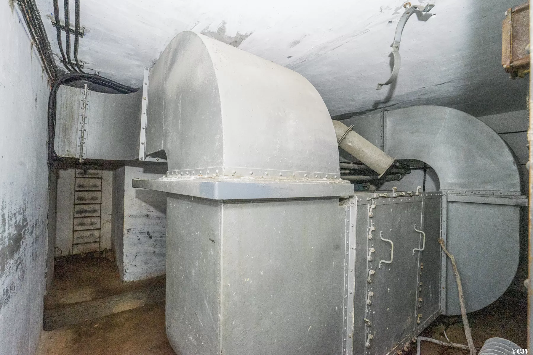 Ligne Maginot - SAPEY - (Ouvrage d'artillerie) - Bloc EHM
L'aéro-refroidisseur au sous-sol, destiné au refroidissement de l'eau des moteurs de l'usine une fois les bâches d'eau de refroidissement des moteurs arrivées à température. - Lia VERMEULEN