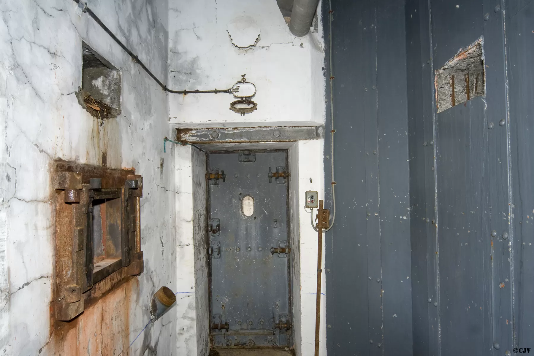 Ligne Maginot - SAPEY - (Ouvrage d'artillerie) - Entrée EMH
Couloir de l'entrée hommes avec créneau et possibilité de monter un bi-rail - Lia VERMEULEN