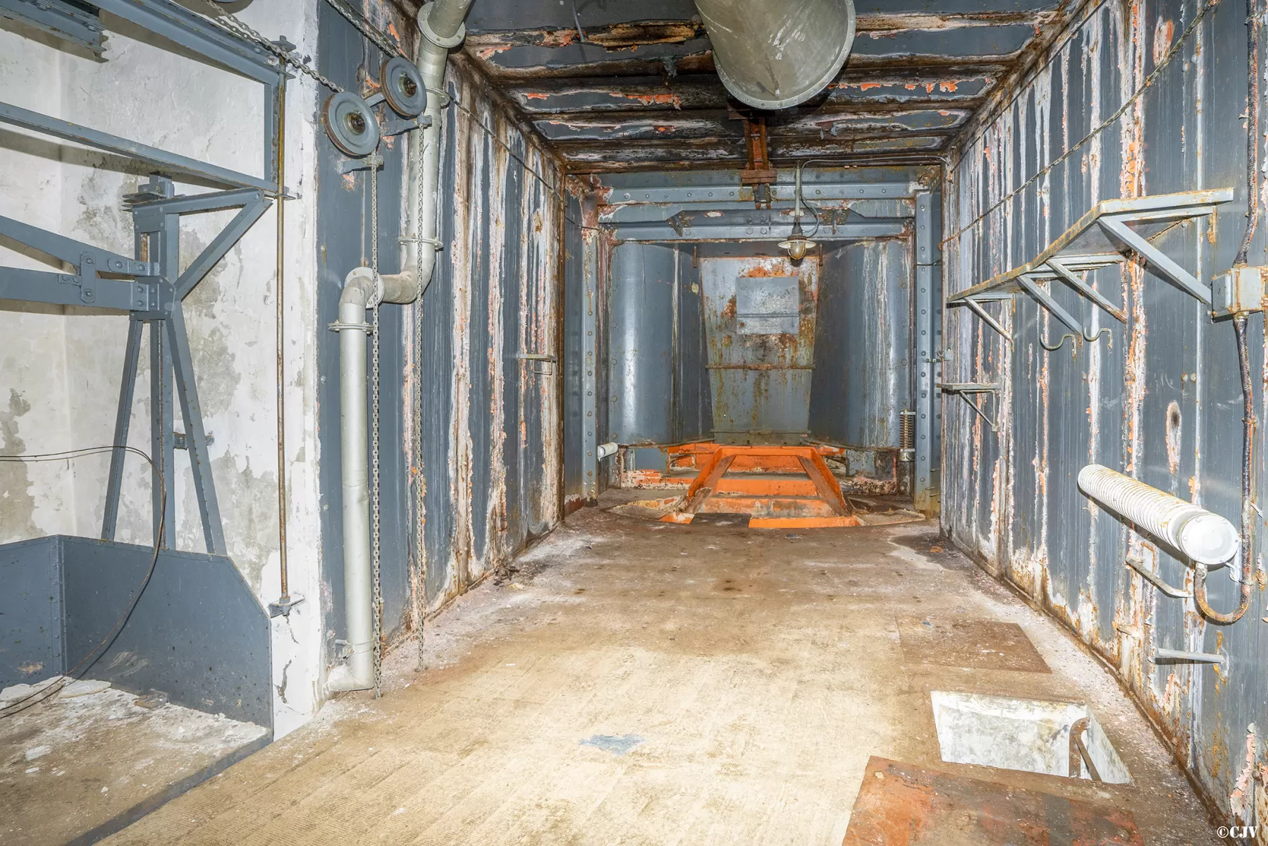 Ligne Maginot - SAPEY - (Ouvrage d'artillerie) - Bloc 1
Chambre de tir pour canons obusiers de 75 mle 33 - Lia VERMEULEN