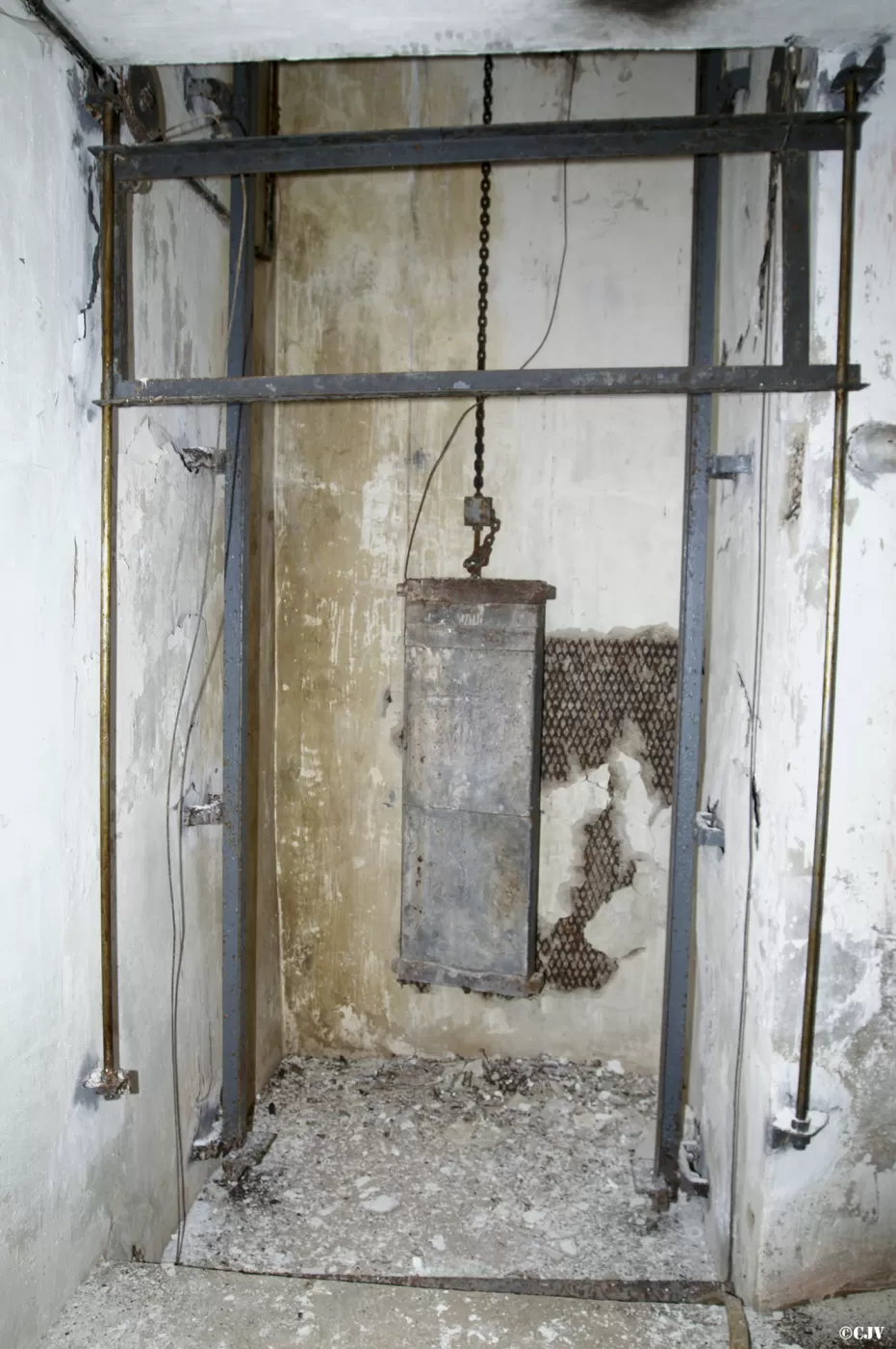 Ligne Maginot - SAPEY - (Ouvrage d'artillerie) - Bloc 2
Étage inférieur
Le monte-charge au niveau du local de récupération des douilles vides - Lia VERMEULEN