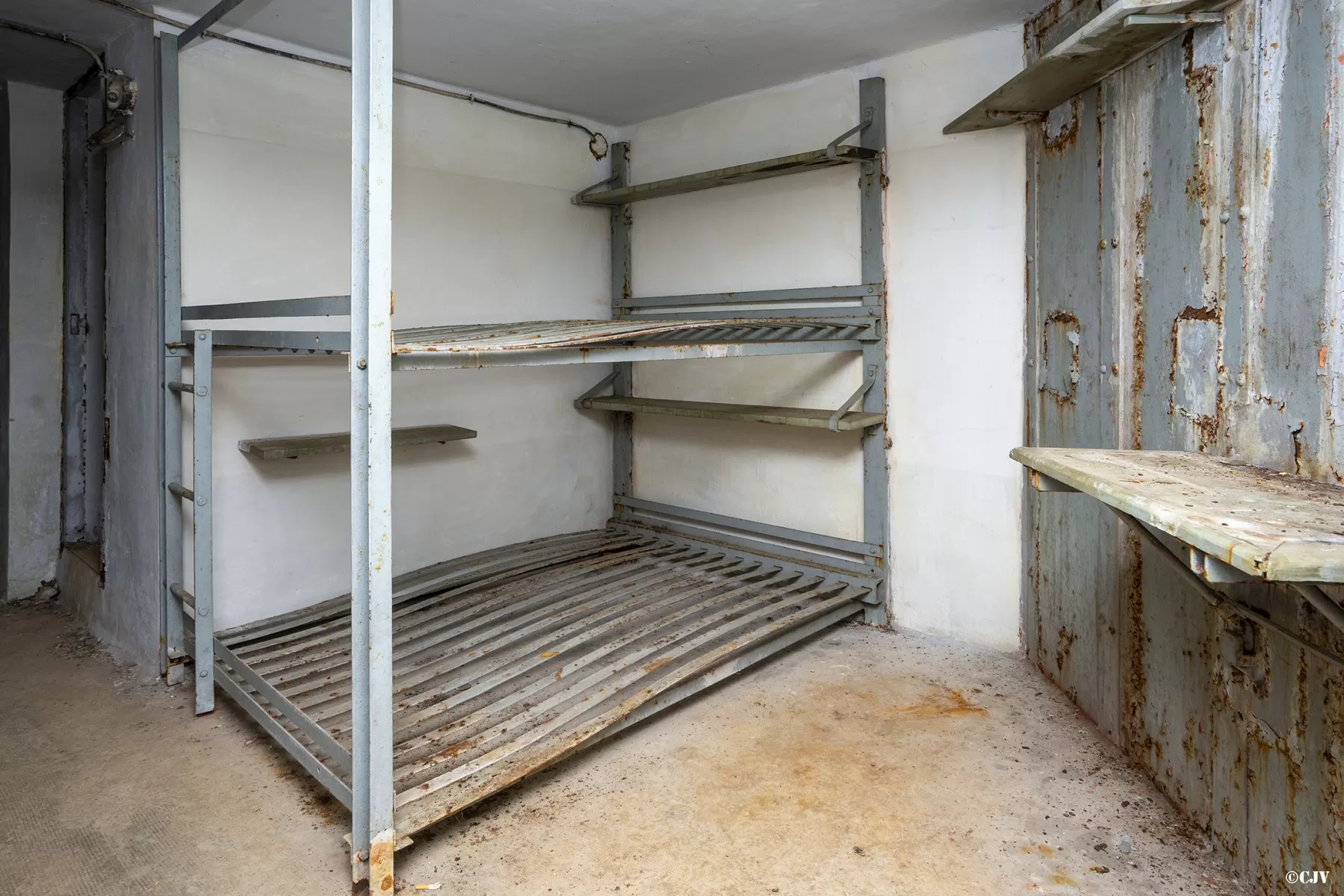 Ligne Maginot - SAPEY - (Ouvrage d'artillerie) - Bloc 3
Etage inférieur
Chambrée - Lia VERMEULEN