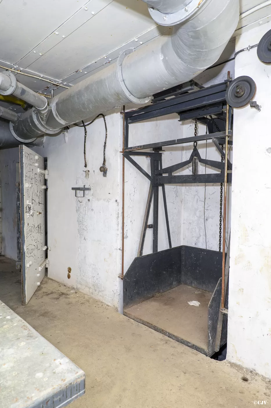 Ligne Maginot - SAPEY - (Ouvrage d'artillerie) - Bloc 4
Monte-charge des douilles vides - Lia VERMEULEN