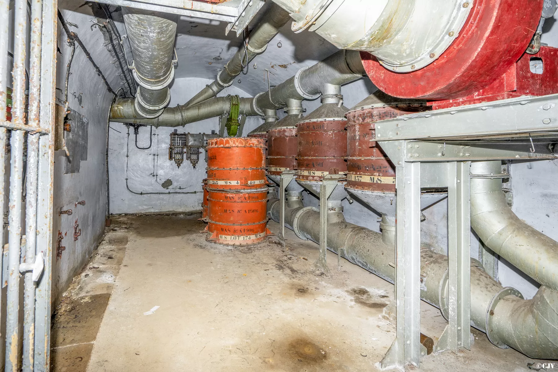 Ligne Maginot - SAPEY - (Ouvrage d'artillerie) - Bloc 4
La salle des filtres du bloc
Au fond le passage vers bloc 3 - Lia VERMEULEN