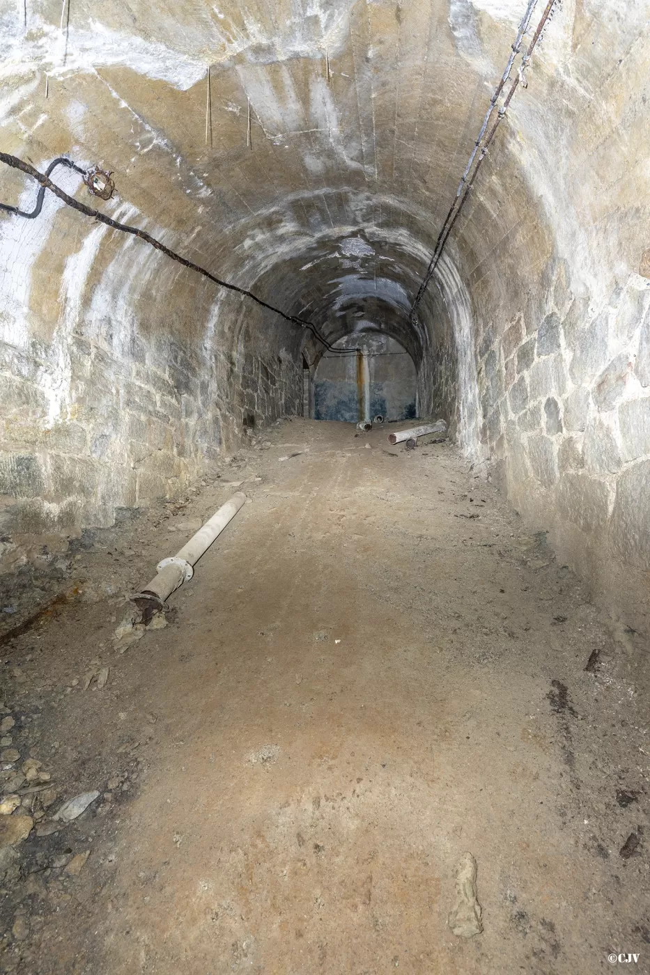 Ligne Maginot - SAPEY - (Ouvrage d'artillerie) - Galeries de l'ancien fort du Sapey réutilisées dans l'ouvrage Maginot
Il s'agit de la galerie reliant les blocs 2 et 3, coté bloc 2 - Lia VERMEULEN