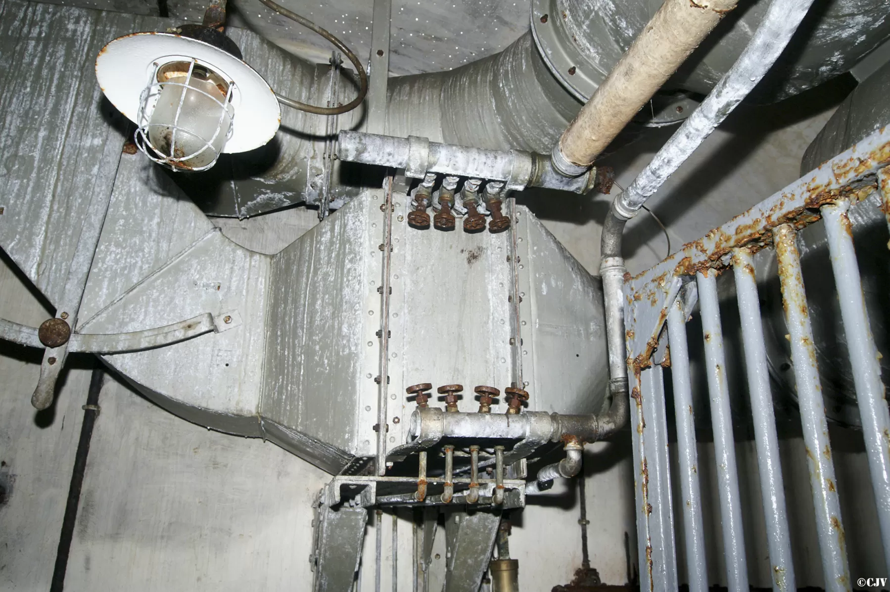 Ligne Maginot - SAPEY - (Ouvrage d'artillerie) - La batterie de chauffage alimentée par la chaudière, installée sur la prise d'air de l'ouvrage et destinée au réchauffage de l'air extérieur - Lia VERMEULEN