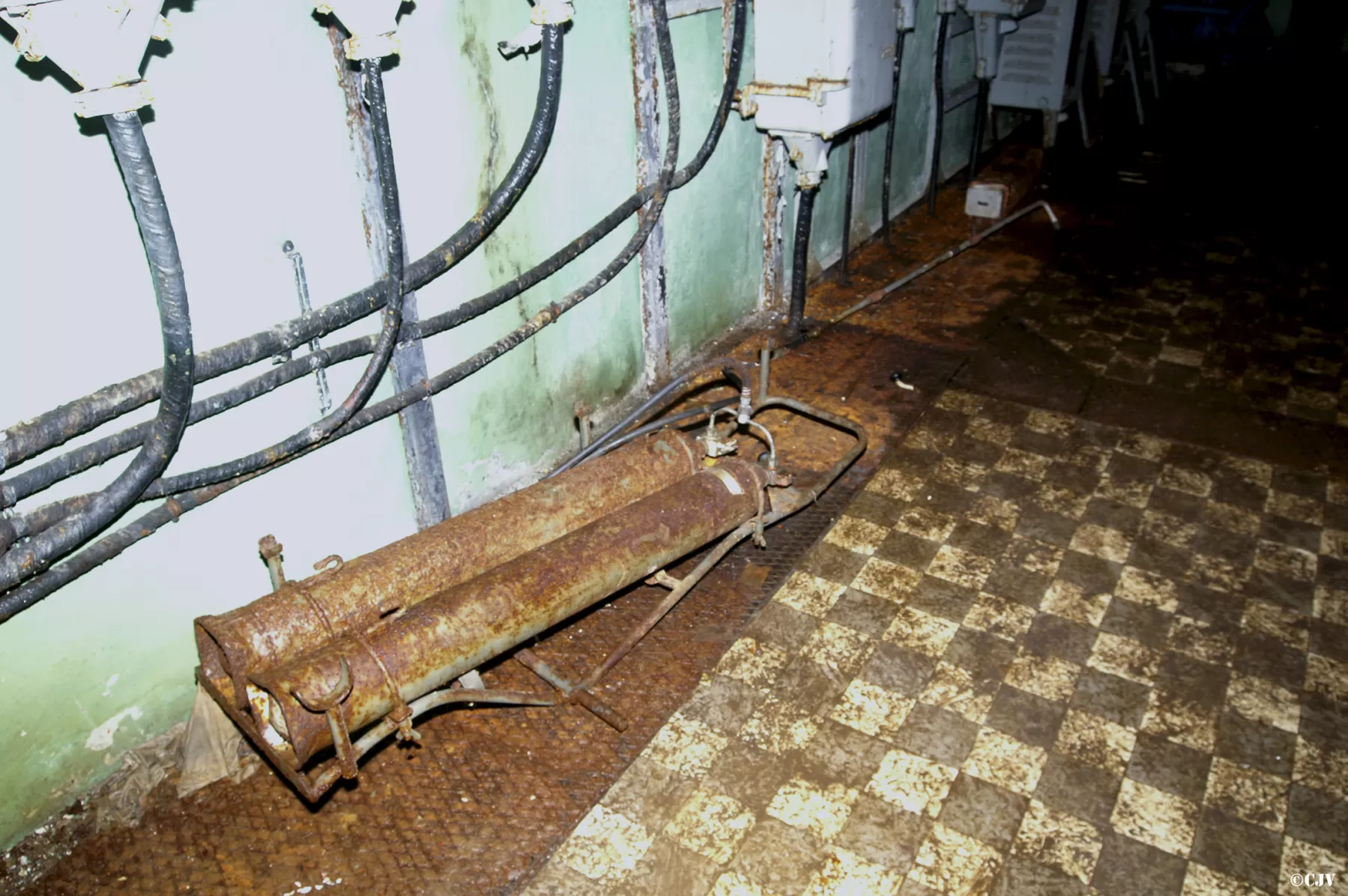 Ligne Maginot - SAPEY - (Ouvrage d'artillerie) - Usine électrique
Bouteilles à air comprimé - Lia VERMEULEN