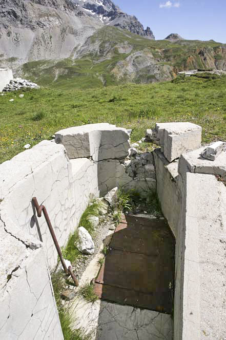 Ligne Maginot - VALLEE ETROITE - (Ouvrage d'infanterie) - Entrée auxiliaire
La trappe d’accès à l’ouvrage  