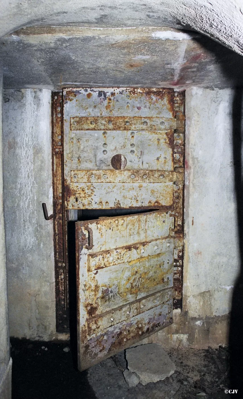 Ligne Maginot - VALLEE ETROITE - (Ouvrage d'infanterie) - Le bloc d'entrée
La porte blindée de l'ouvrage - Lia VERMEULEN