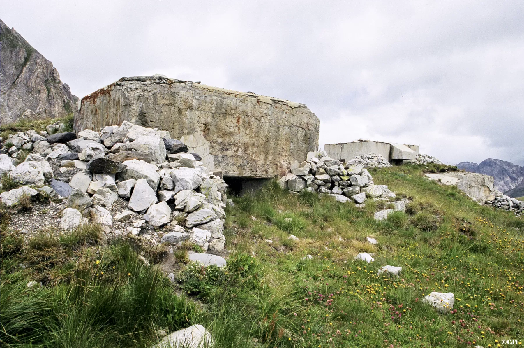 Ligne Maginot - VALLEE ETROITE - (Ouvrage d'infanterie) - Bloc 4
En arrière plan les blocs 2 et 3 - Lia VERMEULEN