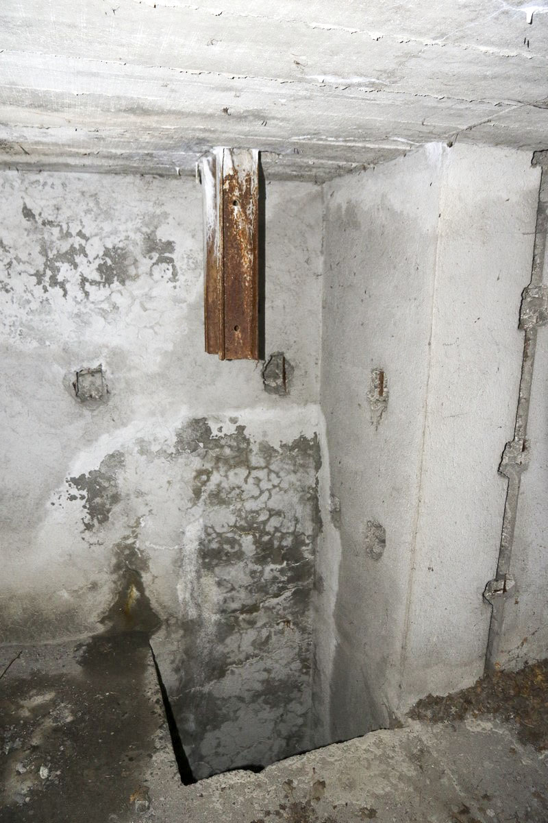 Ligne Maginot - B11 - PAS DE LA PORTE CENTRE - SA-6 - (Blockhaus pour arme infanterie) - Accès à l'étage inférieur

 - Alain Perouffe