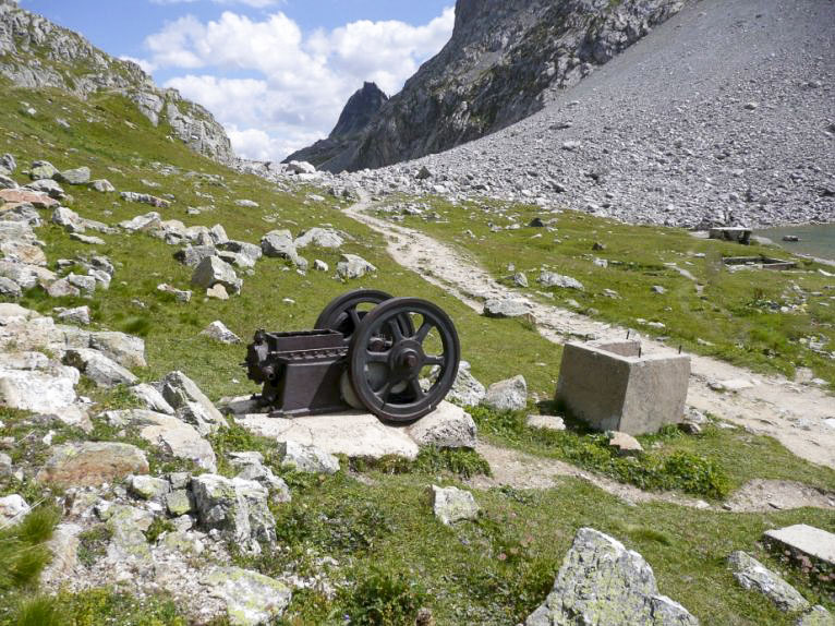 Ligne Maginot - LES ROCHILLES - (Ouvrage d'infanterie) - A proximité
Les restes de la bétonnière utilisée pour la construction