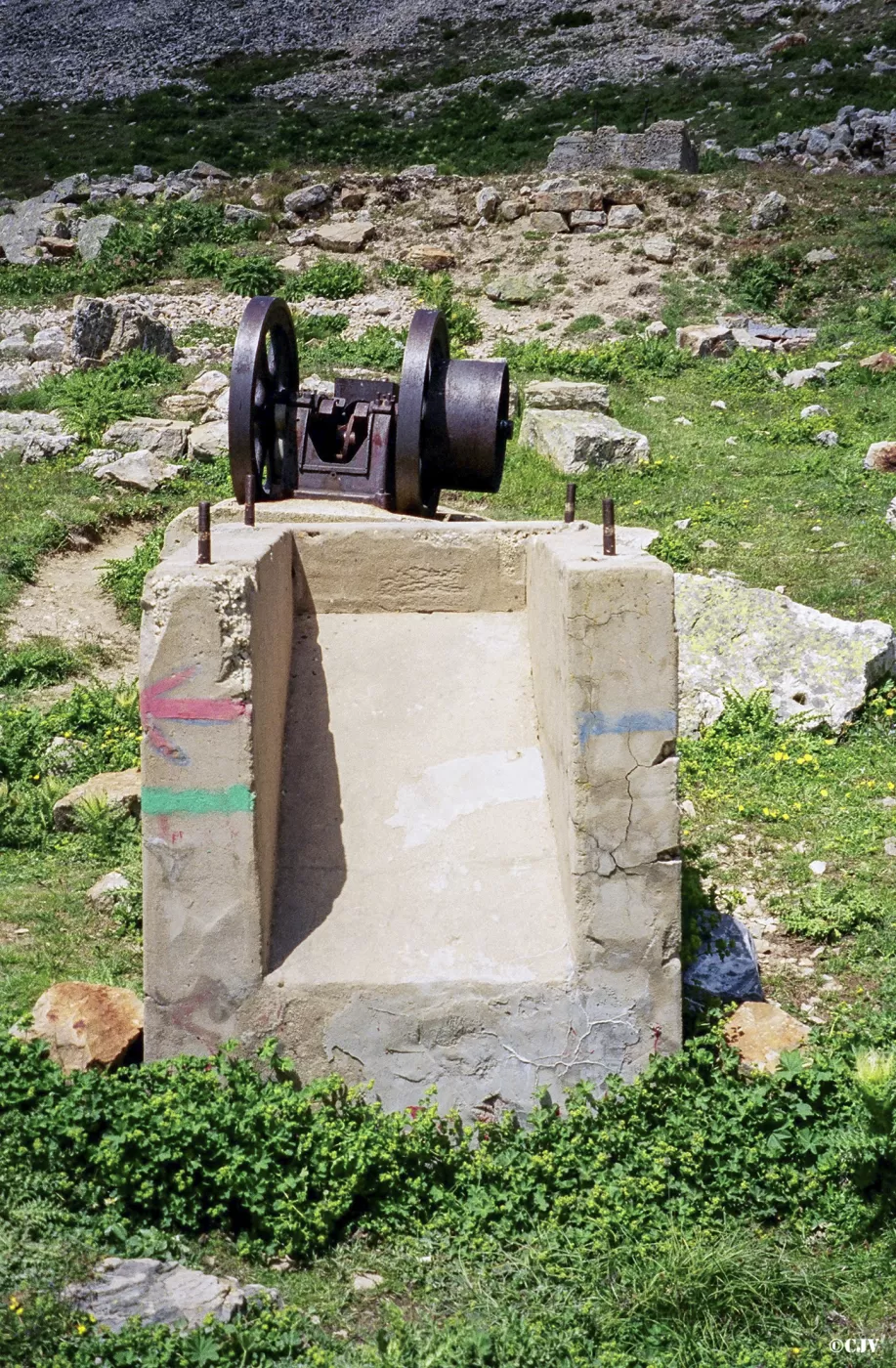 Ligne Maginot - LES ROCHILLES - (Ouvrage d'infanterie) - Le support sur lequel reposait le moteur - Lia VERMEULEN