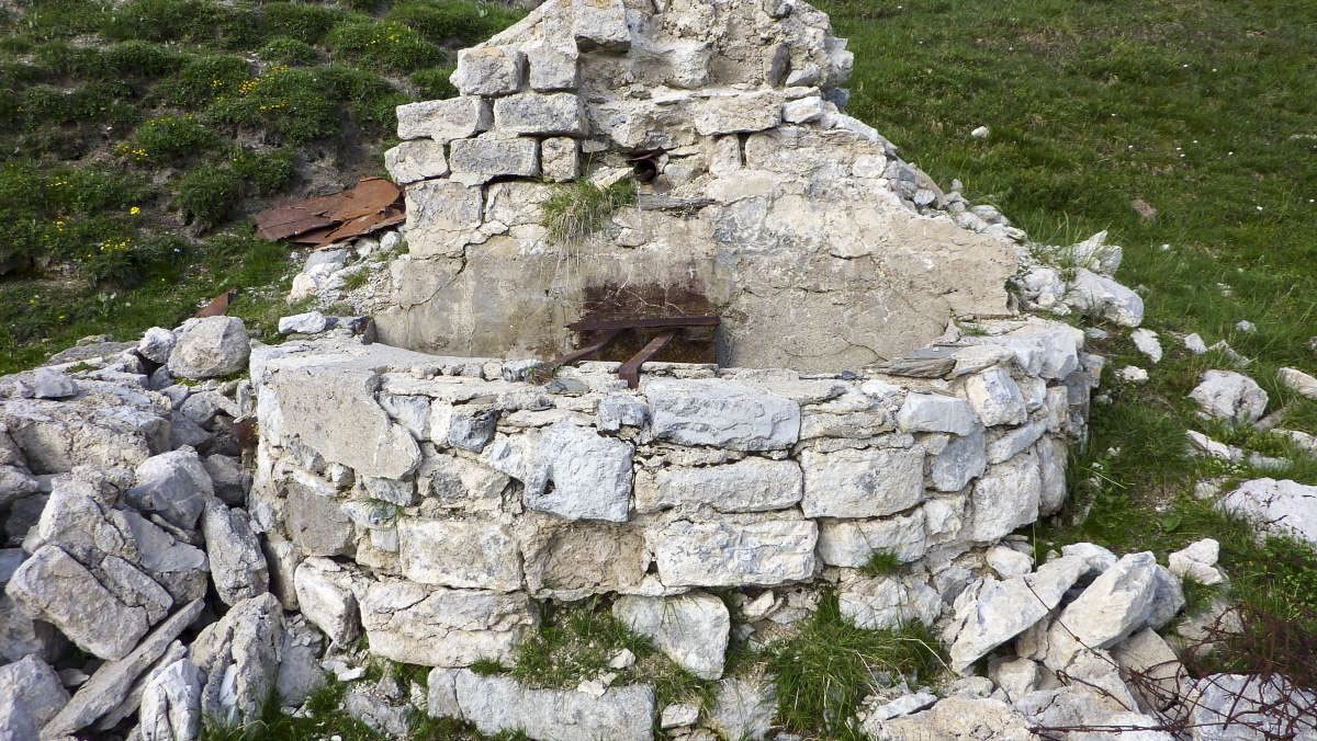 Ligne Maginot - ACLES (POSTE DES) - (Casernement) - Fontaine alimentant le Poste des Acles