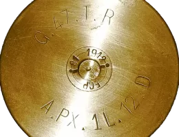 Ligne Maginot - Douille de 47mm TR Mle 1885 M - Marquage de la rare douille G.47.T.R. fabriquée par l’Atelier de construction de PuteauX Lot 1 de 1912 métal fourni par la compagnie du duralumin et du Cuivre de Dives.
Tube porte-amorce Mle 1897 fabriqué par l’Ecole Centrale de Pyrotechnie de Bourges Lot 81 de 1912.
