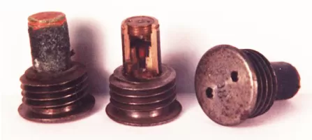 Ligne Maginot - Munitions de 47 mm utilisées dans la fortification - Fusée de culot non détonateur Mle 1886 M montée sur bouchon support pour obus de rupture Mle 1892Obus de rupture en acier Mle 1892 & 1892 G et son bouchon support 