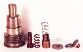 Ligne Maginot - Munitions de 47 mm utilisées dans la fortification - Fusée de culot détonateur de 32/35 Mle 1903 montée sur bouchon support pour obus de rupture Mle 1892