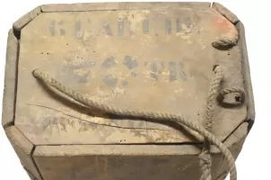 Ligne Maginot - Munitions de 47 mm utilisées dans la fortification - Exemples de marquages de couvercle 
6 CART. DE 47 TR OBUS FONTE 
