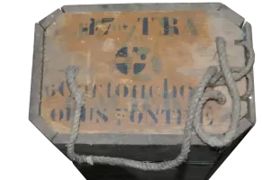 Ligne Maginot - Munitions de 47 mm utilisées dans la fortification - Exemples de marquages de couvercle à gauche 
47 TR 6 CARTOUCHES OBUS FONTE.