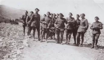 Ligne Maginot - 73° Bataillon Alpin de Forteresse (73° BAF) - Exercice de tir
Les hommes tractent un canon de 25 mm Hotchkiss  dont on voit les bêches.