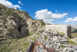 Ligne Maginot - COL DE BUFFERE - (Ouvrage d'infanterie) - A droite le bloc MOM, a gauche le sortie de secours