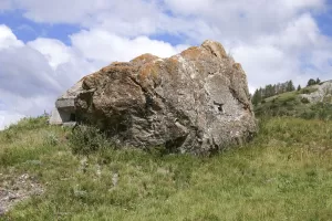 Ligne Maginot - COLOMBIER - ROCHER LE TRUC - (Blockhaus pour arme infanterie) - Vue de l'avant, noter le second créneau directement dans le rocher