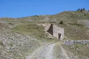Ligne Maginot - GRANDE MAYE EST - (Position d'artillerie préparée) - Abri à munitions, la batterie est visible à gauche au-dessus