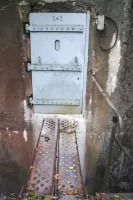 Ligne Maginot - BOIS DE CATTENOM - X14 - (Abri) - Entrée gauche, passerelle en place. 
Noter le boitier de raccordement pour les lignes téléphoniques de campagne des troupes à proximité.