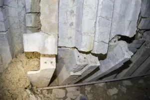 Ligne Maginot - LARCHE (L) - (Ouvrage d'infanterie) - Éboulement du couloir principal chez le magasin aux vivres - le cadre préfabriqué