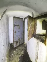 Ligne Maginot - COL DE SEGRA - (Chambre de coupure) - La porte du local au fond