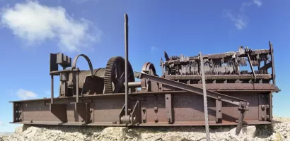 Ligne Maginot - RESTEFOND - (Divers) - La place du moteur électrique et le noyau de solénoïde du frein électromagnétique à gauche, le levier du frein à main au centre, le rhéostat à droite
