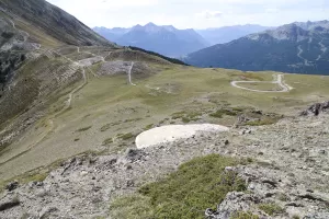 Ligne Maginot - COL DE BARTEAUX 1 - (Blockhaus pour arme infanterie) - A l'arrière plan la piste du col et sa boucle 