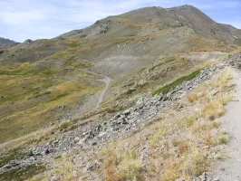 Ligne Maginot - COL DES CIBIERES (154° RAP - 8° BIE) - (Position d'artillerie préparée) - Au fond, la route carrossable montant au col de Cibières