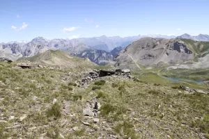Ligne Maginot - COL DE L'OULE 3 - (Cuve pour arme d'infanterie) - A gauche la pilule.
Au centre le bloc en pierres
