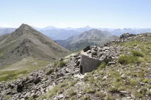Ligne Maginot - COL DE L'OULE 2 - (Blockhaus pour arme infanterie) - A droite la position en pierres 