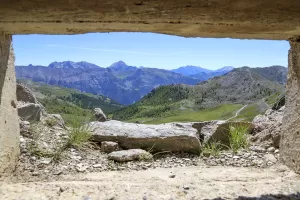 Ligne Maginot - CRETE CIBIERES-GRANON B - (Blockhaus pour arme infanterie) - Le magnifique plan feu
Au fond l'ouvrage du Col de Granon
