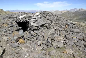 Ligne Maginot - CRETE DE CRISTOL 3 - (Blockhaus pour arme infanterie) - Pilule avec couloir d'accès, datée dans le couloir 3/10/1939, magnifiquement intégrée et camouflée