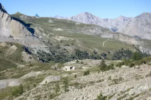 Ligne Maginot - LENLON (L'ENLON) - (Blockhaus pour arme infanterie) - À l'arrière-plan à gauche le blockhaus de l'Enlon, à l'arrière-plan au centre le casernement de l'Enlon, au premier plan l'ouvrage du Col de Granon