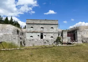 Ligne Maginot - SAPEY (30° DBAF ET 164° RAP) - (PC de Sous-Secteur) - L'entrée du fort et le casernement