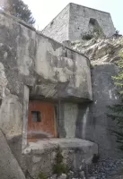 Ligne Maginot - SAPEY - (Ouvrage d'artillerie) - Bloc 1
Le créneau de 75 avec l'ancien fort en surplomb