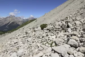 Ligne Maginot - Les ACLES Est / CHARRA - Emplacement en pierres sèches, au plus près de la frontière, permettant l'observation sur les positions italiennes à proximité, et le tir éventuel