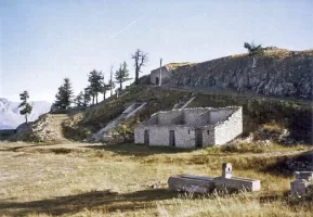 Ligne Maginot - L'OLIVE (BATTERIE CAVERNE) - (Position d'artillerie préparée) - Sous la crète rocheuse les magasins de munition et les 2 casemates de 75 de 1940. On voit les 2 entrées derrière le batiment