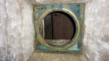 Ligne Maginot - L'OLIVE (BATTERIE CAVERNE) - (Position d'artillerie préparée) - Montant support au verre de l'un des dispositifs d'éclairage antidéflagrant d'un magasin à munition (poudrière)